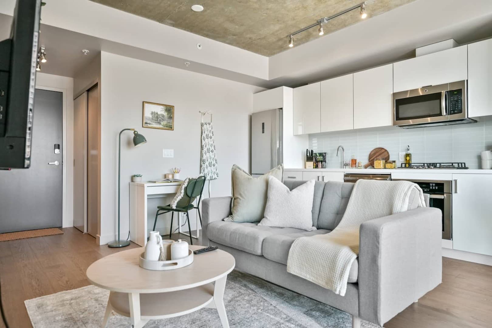 Calgary Tower View | King Bed |Mins to Saddledome photo 3