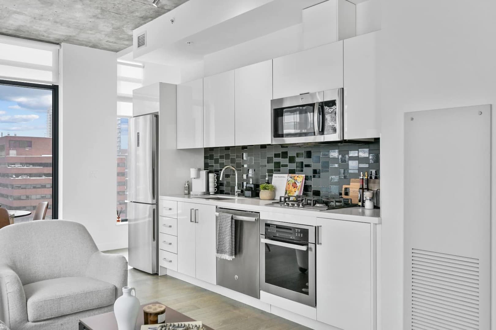 Calgary Tower View | King Bed | Mins to Saddledome photo 2