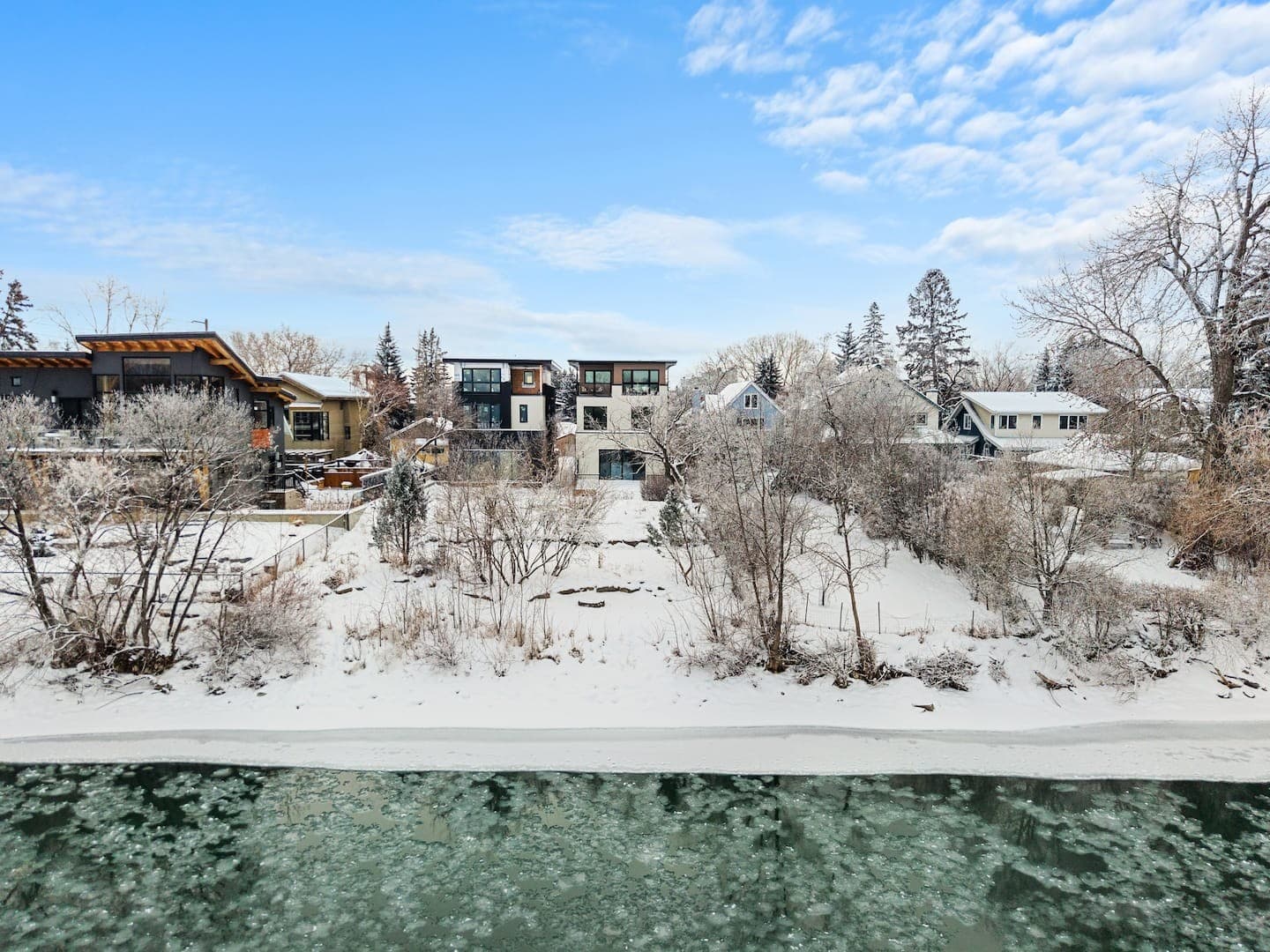 Riverfront|7 min to Stampede|3 King Bd|ChefKitchen photo 2