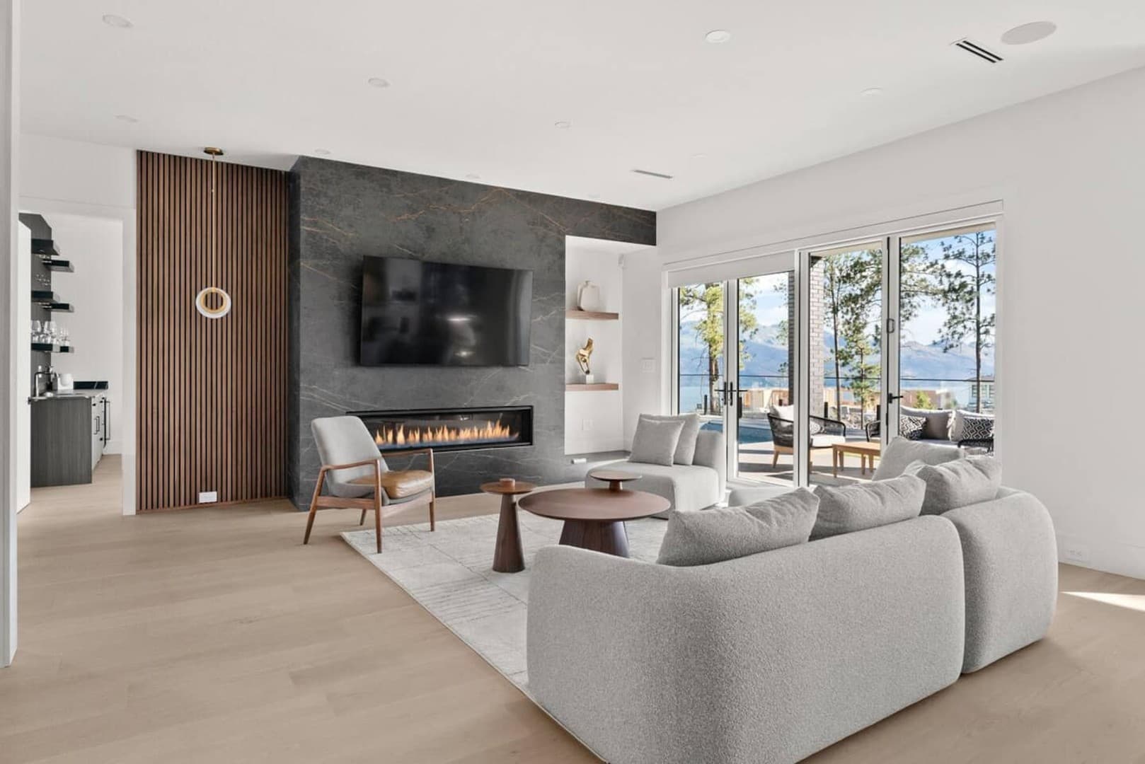 Hillside Villa-Pool|Hot Tub|King Bed|Okanagan View photo 2