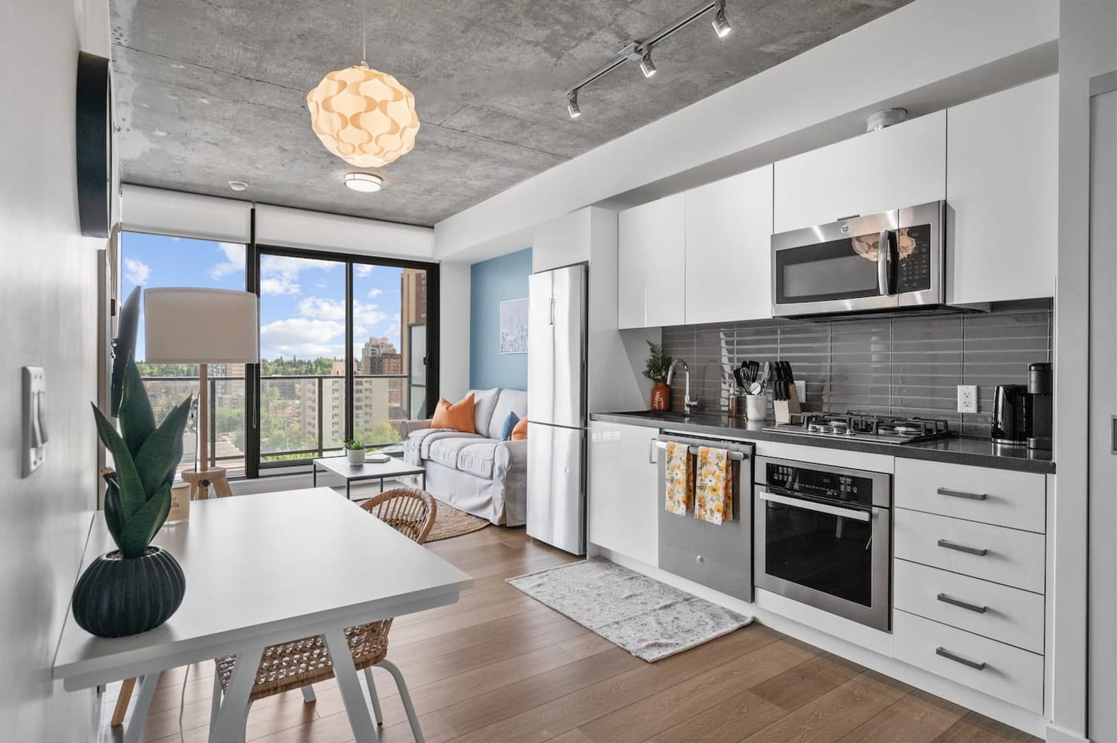 King Bed |Skyline Views | Gym | 5 mins to Dome photo 3